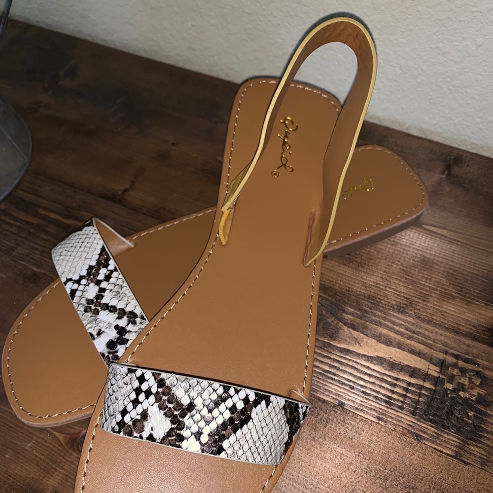 QUIPID Sandals